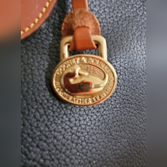 Dooney & Bourke vintage dome style bag. - Picture 11 of 13